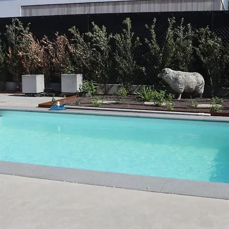 With A Swimming Pool Lejlighed *